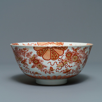 Een Chinese ijzerrode en vergulde kom met floraal decor, Kangxi