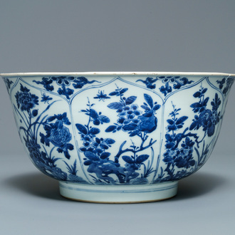 Een grote Chinese blauw-witte kom met florale vakverdeling, Kangxi