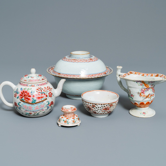Vijf stukken Chinees famille rose en ijzerrood gedecoreerd porselein, Kangxi/Qianlong