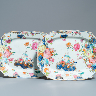 Een paar Chinese famille rose schotels met 'Tabaksbladeren' decor, Qianlong