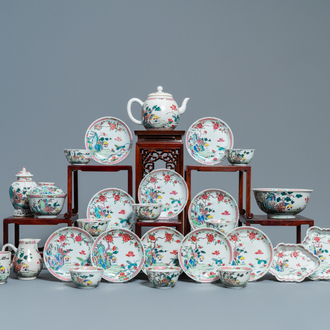 Een Chinees famille rose 27-delig theeservies met landschapsdecor, Yongzheng/Qianlong