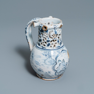 Een blauw-witte Rijsels aardewerken fopkan, 18e eeuw