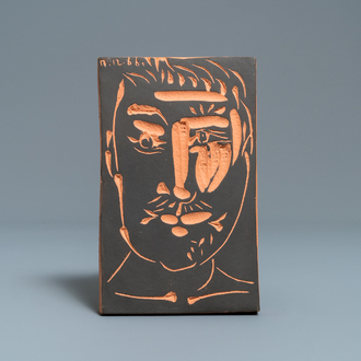 Pablo Picasso (1881-1973): 'Visage d'homme', aardewerken tegel, gedat. 1966