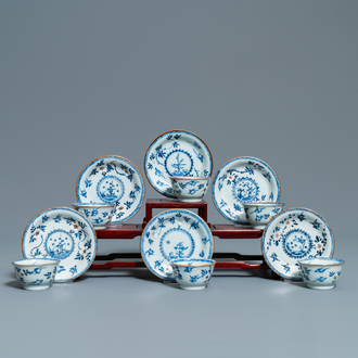 Zes Chinese blauw-witte en onderglazuur rode koppen en schotels met vogels en bloemen, Kangxi