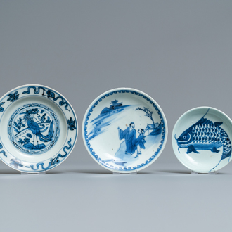 Drie Chinese blauw-witte bordjes, Ming en Kangxi