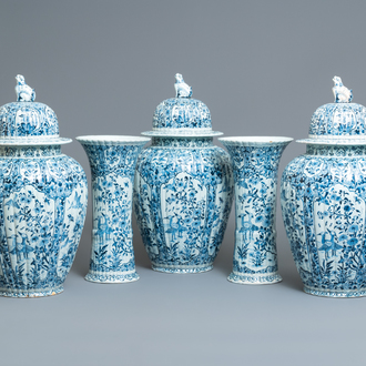 Een imposant vijf-delig blauw-wit Delfts kaststel, 19e eeuw