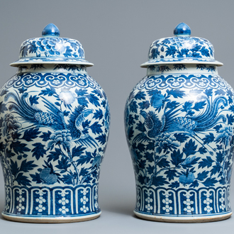 Een paar blauw-witte Chinese dekselvazen met feniksen, 19e eeuw