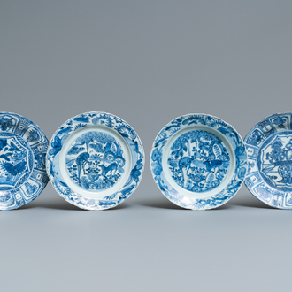 Vier Chinese blauw-witte kraakporseleinen borden, Wanli