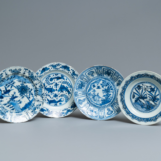 Vier Chinese blauw-witte kraakporseleinen borden, Wanli