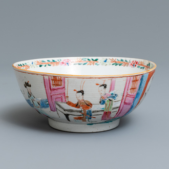 Een Chinese famille rose kom met figuren in een interieur, Yongzheng