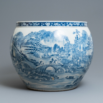 Een grote Chinese blauw-witte vissenkom met landschapsdecor rondom, Qianlong