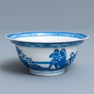 Een Chinese blauw-witte kom met een ongewoon decor met slaven, Qianlong