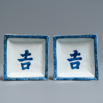 Een paar Chinese vierkante blauw-witte schoteltjes met 'Fu' gelukssymbool, Tianqi