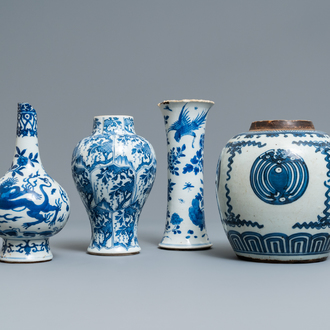 Vier Chinese blauw-witte vazen, Kangxi