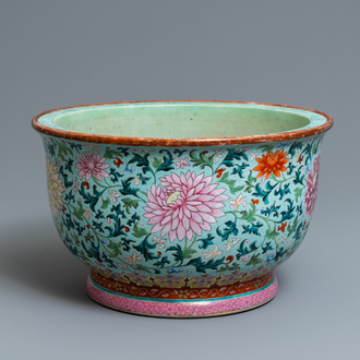 Een uitzonderlijke Chinese famille rose jardinière met turquoise fondkleur, Qianlong