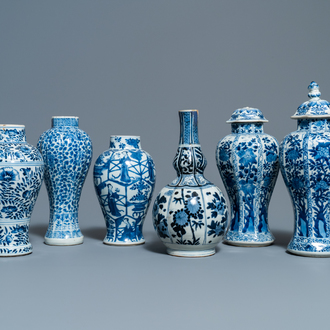 Zes Chinese blauw-witte vazen, Kangxi