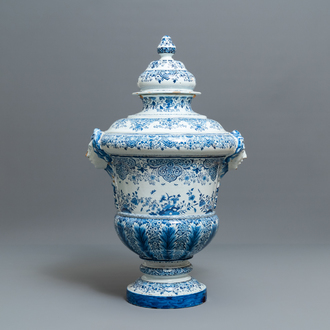 Een uitzonderlijk grote blauw-witte Delftse dekselurne, 19e eeuw