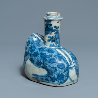 Een Chinese blauw-witte kraakporseleinen kendi in de vorm van een kikker, Wanli