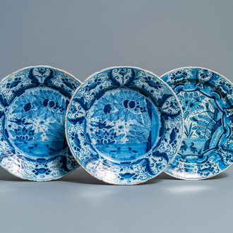 Drie blauw-witte Delftse schotels met eenden, 18e eeuw