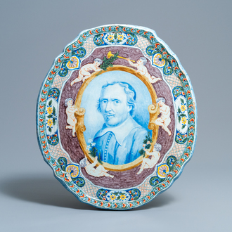 Een polychrome Delftse plaquette met een portret, 19e eeuw