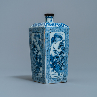 Een vierkante Japanse blauw-witte Arita fles, Edo, 17/18e eeuw