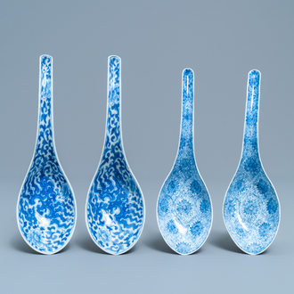 Twee paar Chinese blauw-witte lepels, 19e eeuw