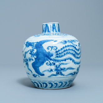 Een Chinese blauw-witte vaas met feniksen, Jiajing/Wanli