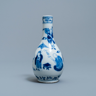 Een Chinese blauw-witte flesvormige vaas, 19e eeuw