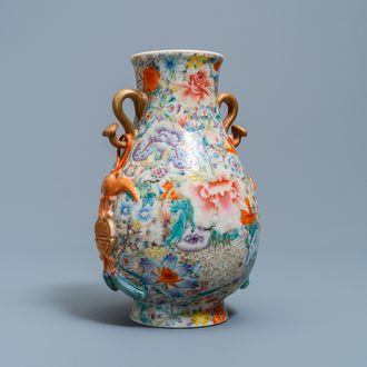 Een Chinese famille rose 'hu' vaas met millefleurs decor, Qianlong merk, Republiek