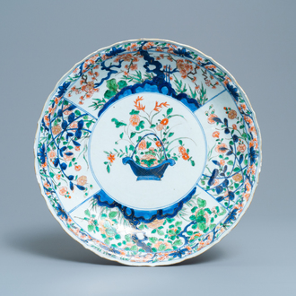 Een Chinese famille verte schotel met een bloemenmand, Kangxi