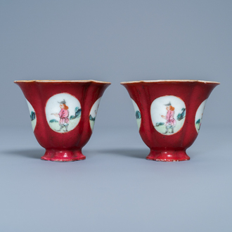 Een paar vierlobbige Chinese famille rose 'ruby ground' wijnkoppen, Qianlong