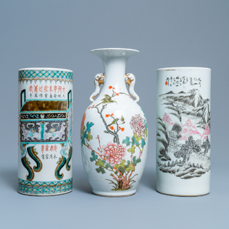 Een Chinese famille rose vaas en twee hoedensteunen, 19/20e eeuw