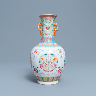 Een Chinese famille rose vaas met floraal decor, Qianlong merk, Republiek