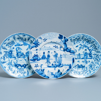 Drie Chinese blauw-witte borden met Lange Lijzen, Kangxi/Yongzheng