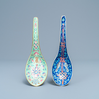 Twee Chinese famille rose lepels met blauwe en limoengroene fondkleur, Tongzhi merk en periode