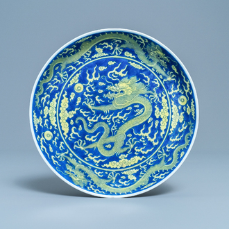 Een Chinese blauw met geel geglazuurde 'draken' schotel, Qianlong merk en periode