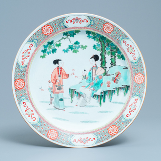 Een grote Chinese famille verte schotel met dames en jongens in een tuin, Kangxi