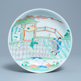 Een Chinese famille verte schotel met verhalend decor, Kangxi