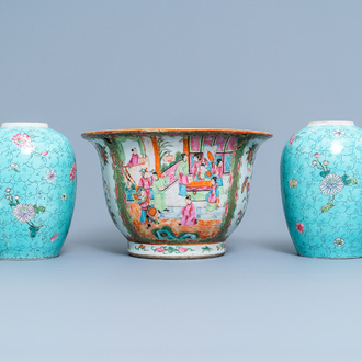 Een Chinese Canton famille rose jardinière en een paar potten met turquoise fondkleur, 19e eeuw
