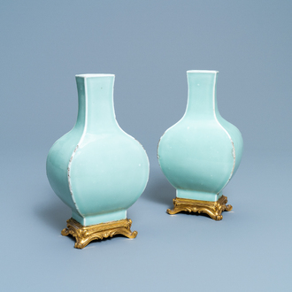 Een paar Chinese monochrome celadon vazen met vergulde bronzen monturen, 18/19e eeuw