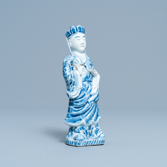 Een Chinese blauw-witte figuur van een staande Bodhisattva, 19e eeuw