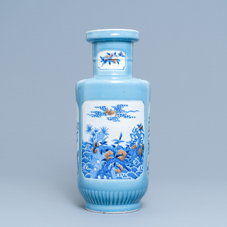 Een Chinese blauw-witte en koperrode rouleau vaas met lavendelblauwe fondkleur, 19/20e eeuw
