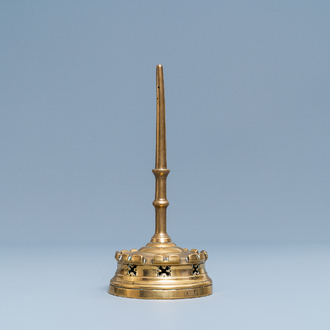 Un bougeoir en bronze, Flandres ou Pays-Bas, 14/15ème