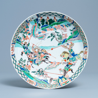 Een Chinese famille verte schotel met krijgers te paard, Kangxi