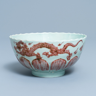 Een Chinese kom met koperrood drakendecor op celadon fondkleur, Kangxi