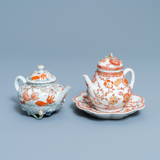 Twee Chinese theepotten en een pattipan met ijzerrood en verguld reliëfdecor, Kangxi/Yongzheng
