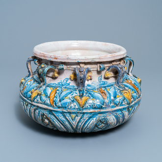 Een jardinière met reliëfdecor in polychroom aardewerk, Winterthur, Zwitserland, 16e eeuw