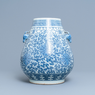 Een Chinese blauw-witte 'hu' vaas met lotusslingers, 19e eeuw