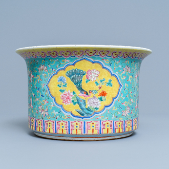 Een Chinese famille rose jardinière met turquoise fondkleur, 19e eeuw