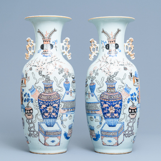 Een paar Chinese doucai vazen met antiquiteiten, 19/20e eeuw